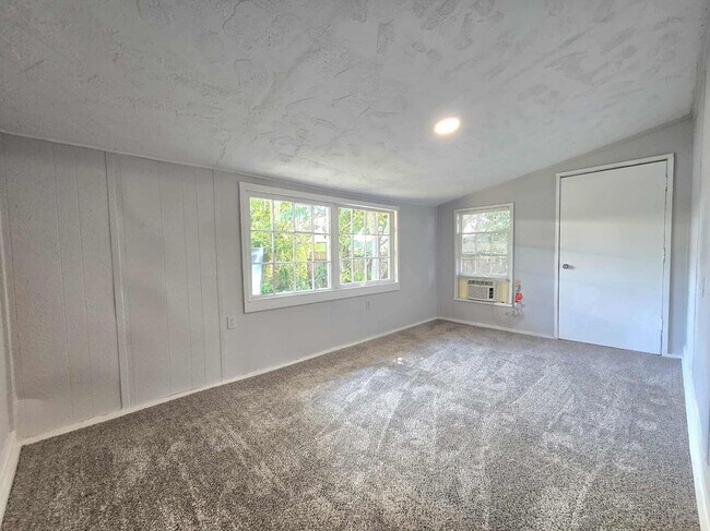 Building Photo - 2219 Everett St