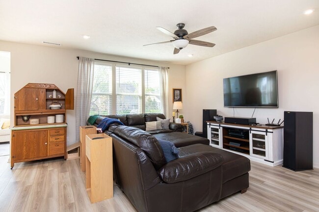 Building Photo - 6787 Oakcrest Dr