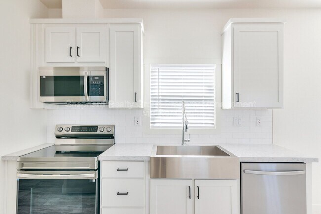 Building Photo - 15914 Dauchy Ave