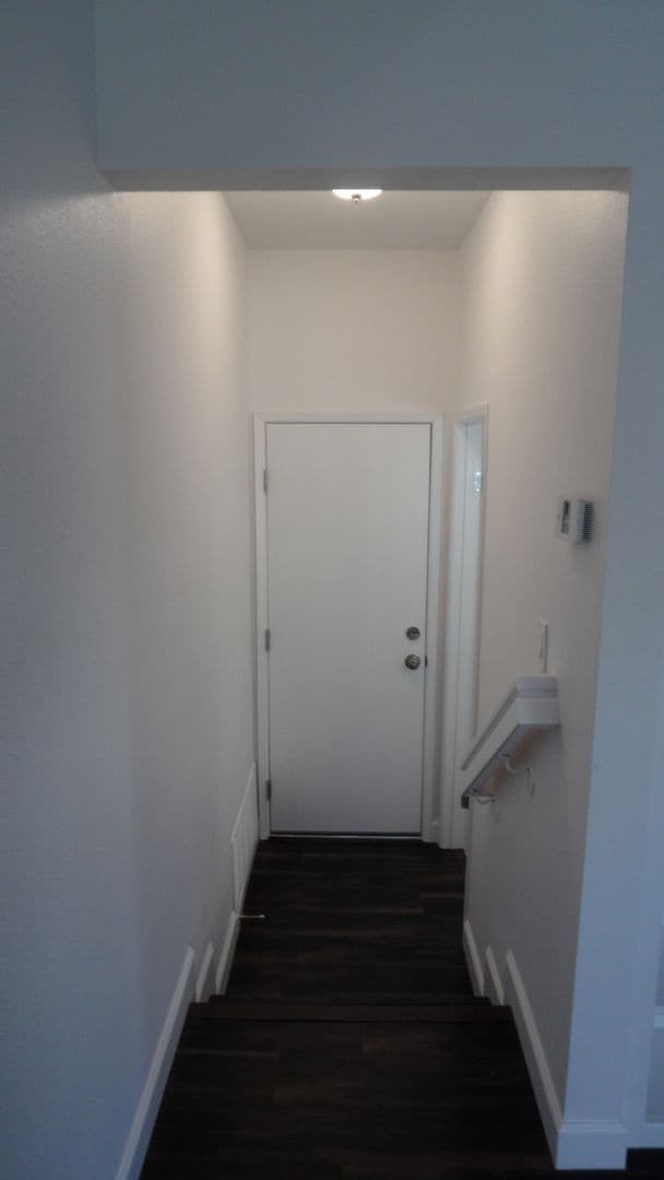 Building Photo - End-Unit 3BR 2.5BA Townhome w/ 2 Car Attached Garage