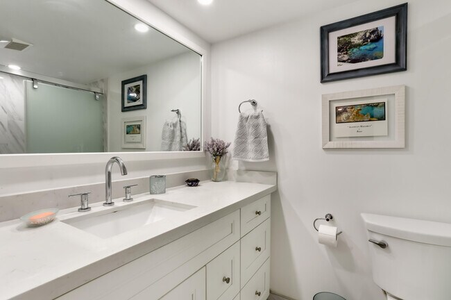 Building Photo - 2800 N Palm Aire Dr