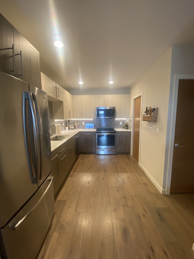 Kitchen - 207 16th Ave