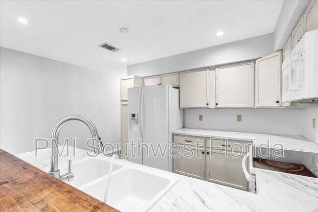 Building Photo - 7365 S Leewynn Dr