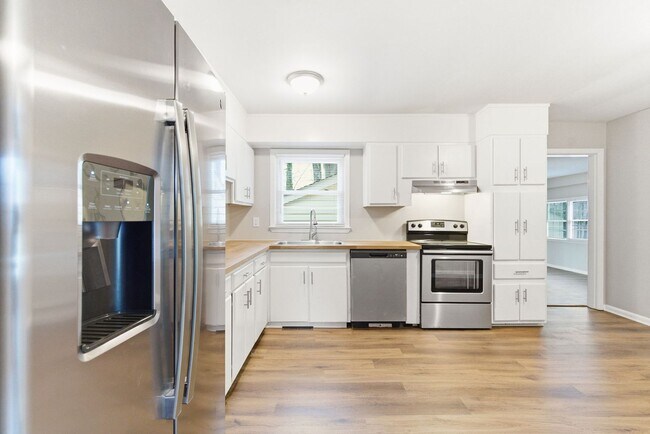 Building Photo - Beautiful, updated 3-bedroom, 2-bathroom brick ranch home in High Point with Fenced in yard