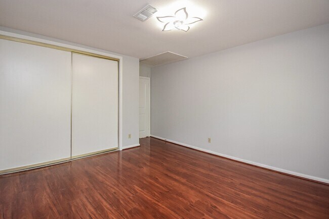 Building Photo - 201 Vanderpool Ln