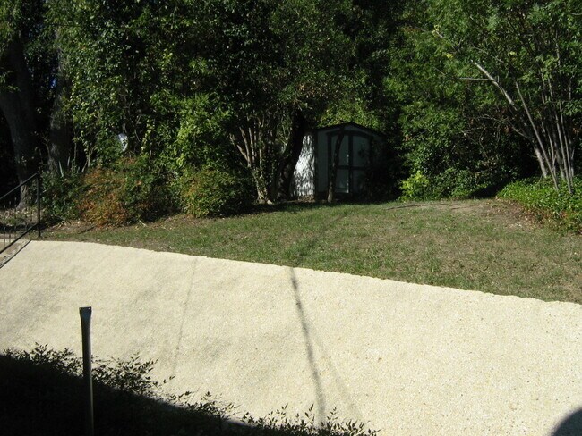 Building Photo - LARGE 4 BEDROOM BELTON ISD