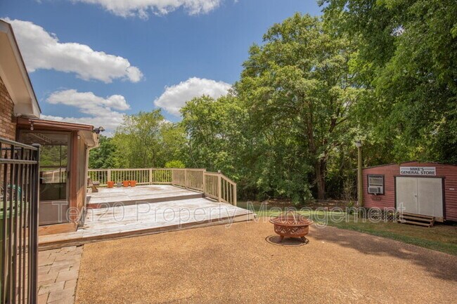 Building Photo - 7664 Northfield Dr