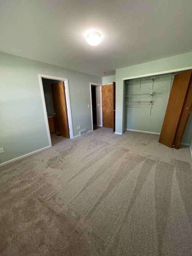 Building Photo - 2 Bed, 2 Bath Townhome with Office, & Fenced Back Patio in Prime Fort Collins Location!