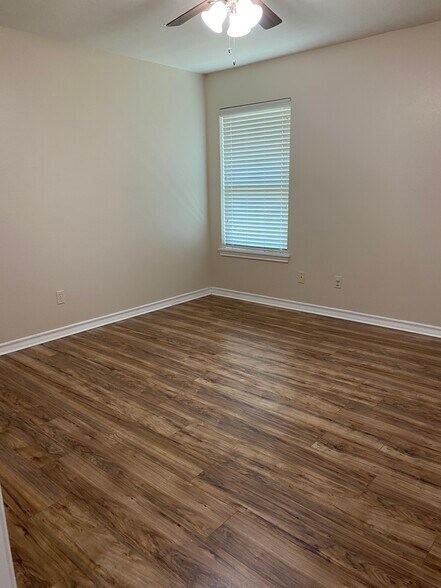 Building Photo - 6014 Castle Oaks