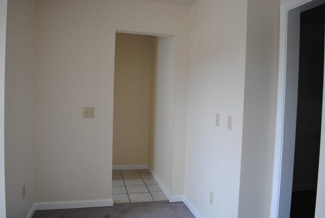 Building Photo - STUDIO/SEMI 1 BEDROOM - AVAILABLE AUGUST 2023!