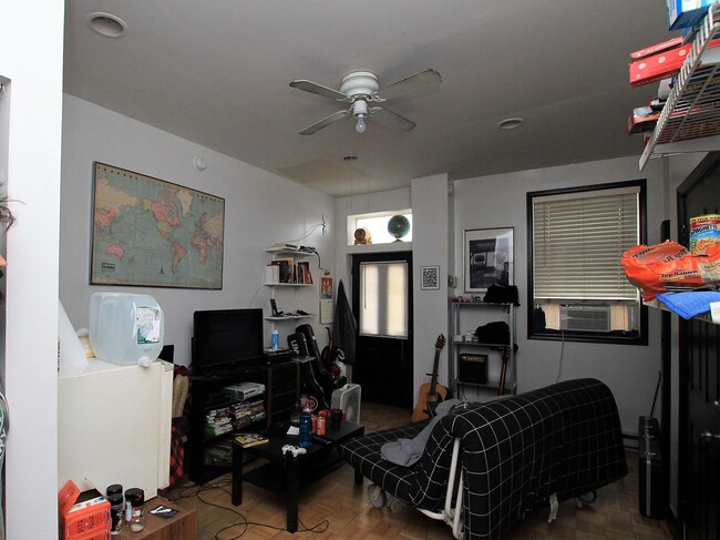 Primary Photo - Spacious bedroom in a great area in fishtown.