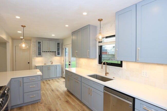 Building Photo - Beautifully Renovated Carmel Home!