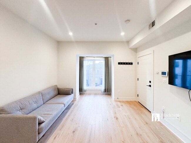 Building Photo - 1011 18th St NE