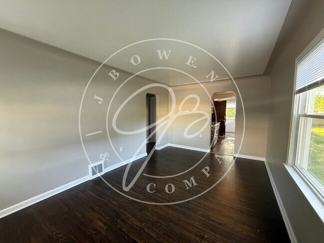 Building Photo - "Charming 2-Bedroom retreat in Toledo