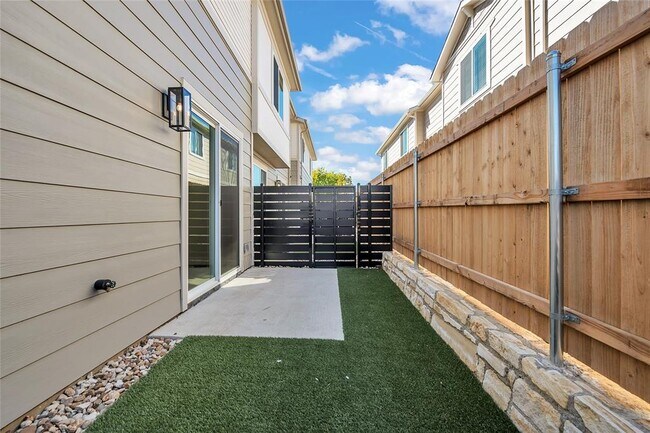 Building Photo - 7600 Strong Bow Ct