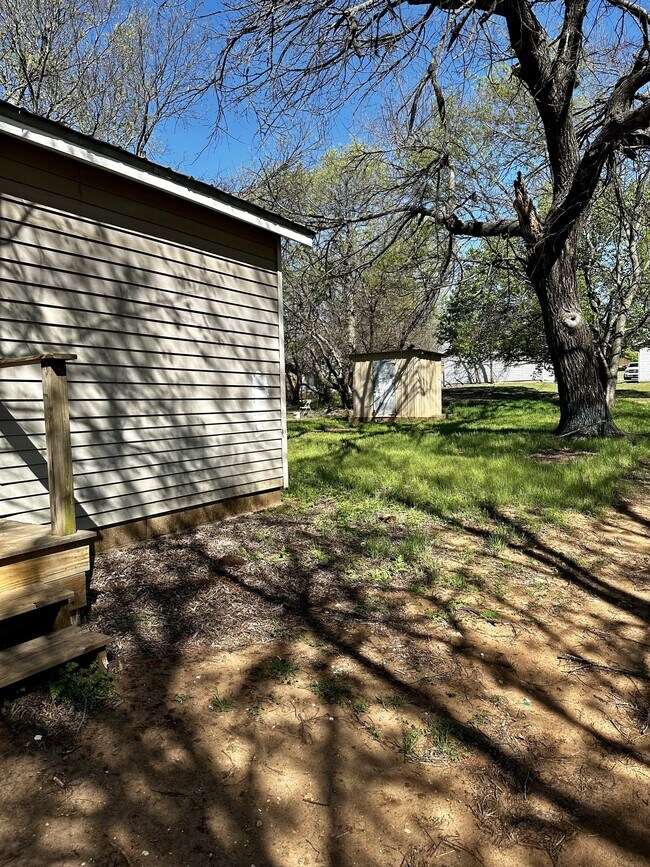 Building Photo - 602 W Oklahoma Ave