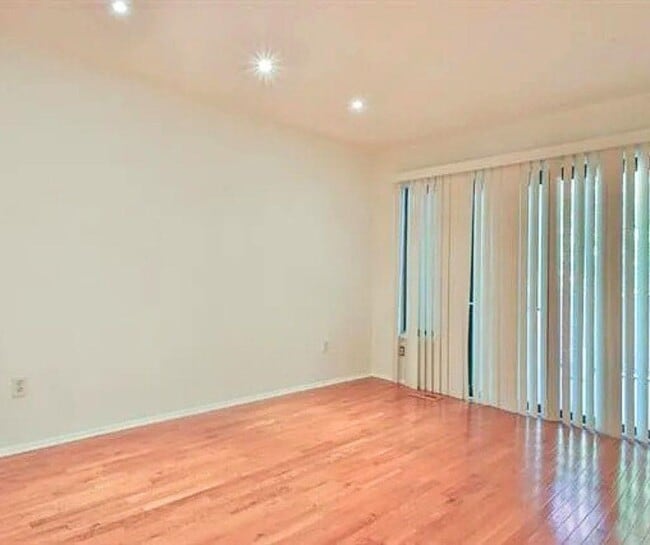 Building Photo - 700 Mainsail Ln