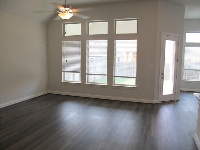 Building Photo - 635 Spinnaker Loop