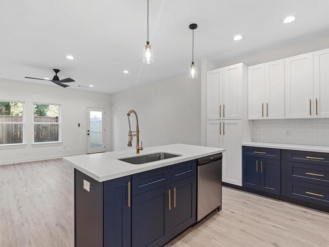Building Photo - 5704 Elysian St