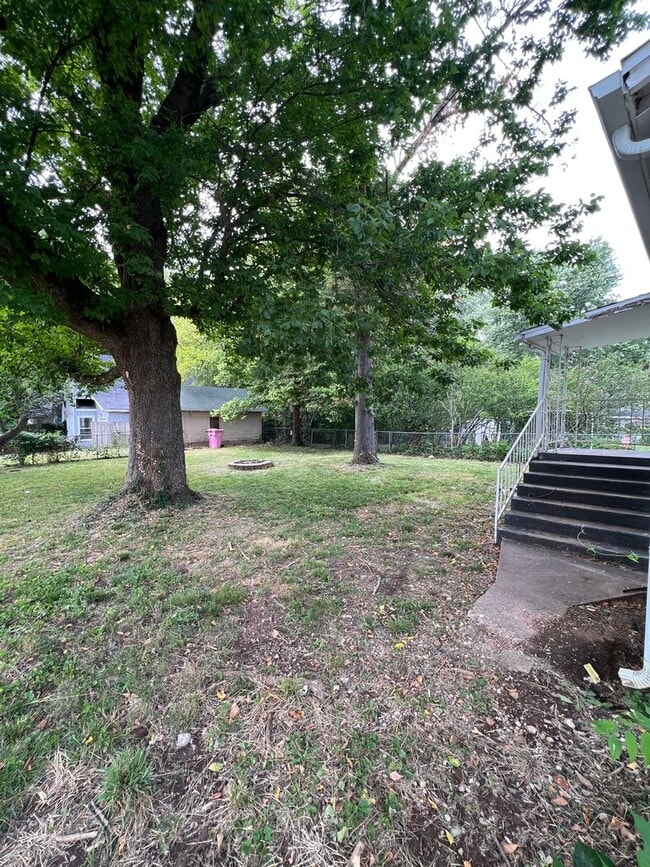 Building Photo - Available Now 4 Bedroom, 2 Full Bath Home