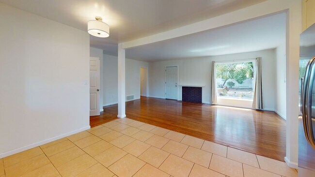 Building Photo - Updated 3 bedroom home, backyard, washer/d...