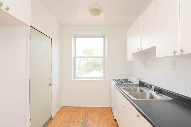 Building Photo - 3042 W Wellington Ave