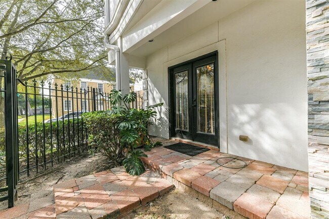 Building Photo - 1529 Rosewood St