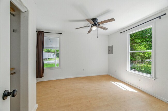 Building Photo - Remodeled 3 Bed/2 Bath Home with Bonus Upper Room Near Booming 9 Mile Rd Hub