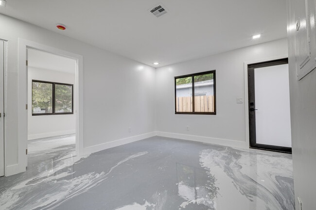 Building Photo - 1126 NW 4th Ave