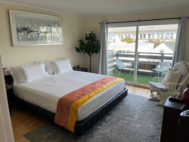 Building Photo - Amazing rare updated full floor Richmond f...