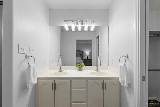 Building Photo - 16 Lake View Dr