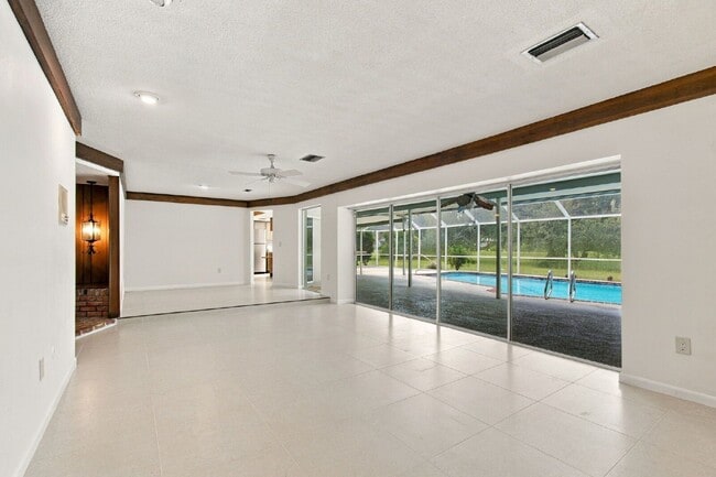 Building Photo - 1257 Fairway Cir S
