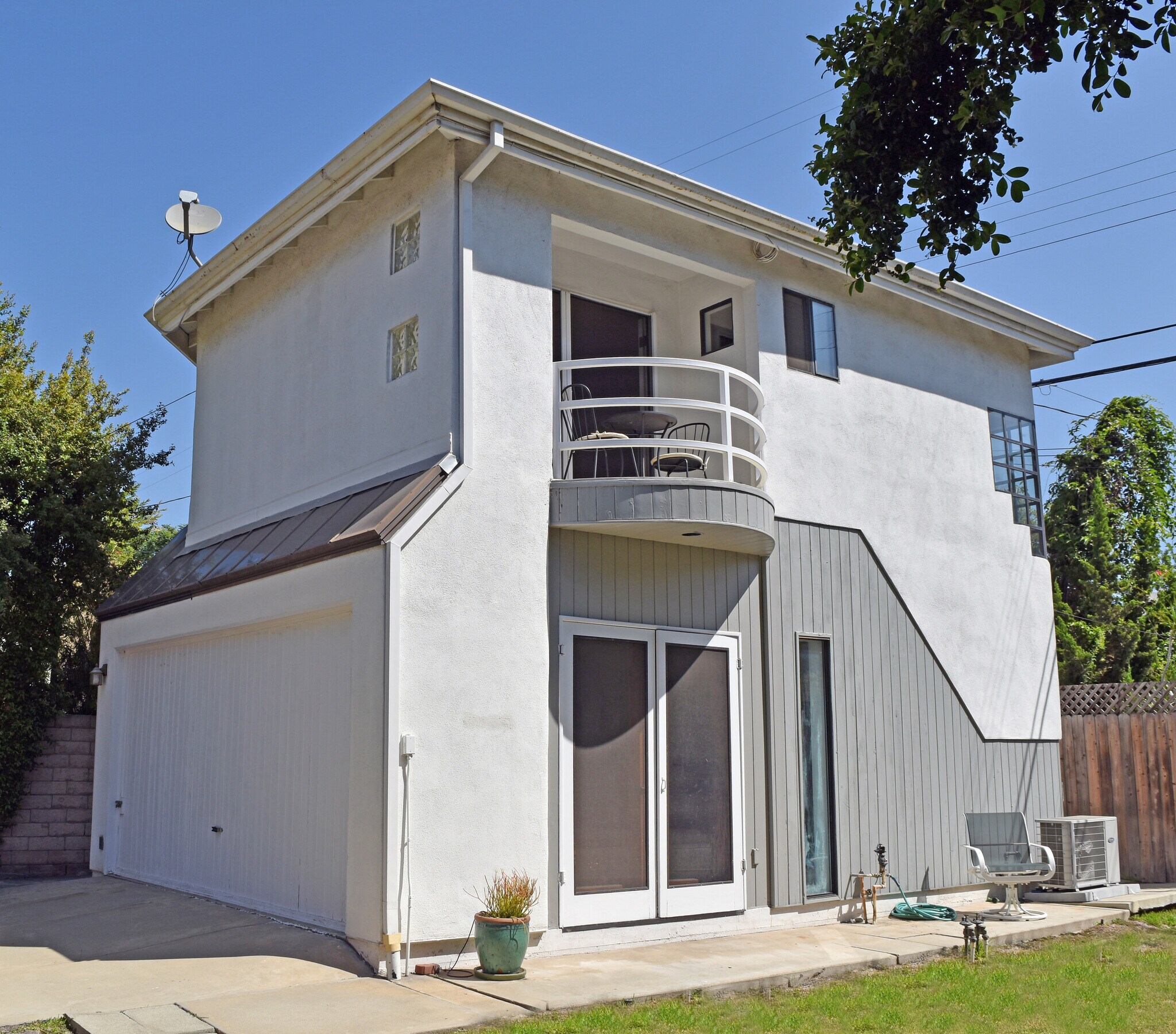 Studio w/balcony is on 2nd floor - 2330 Malcolm Ave