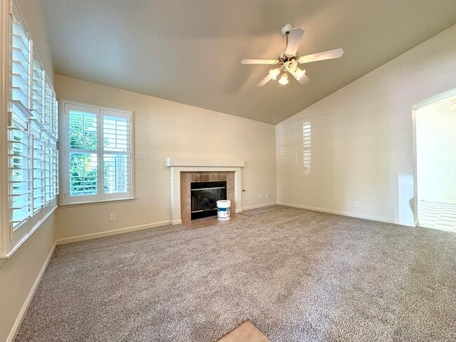 Building Photo - Beautiful 3 Bedroom 2 Bathroom Single Stor...