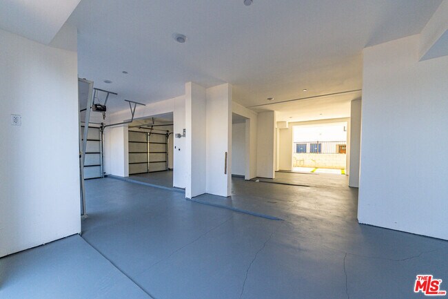 Building Photo - 6702 Balboa Blvd