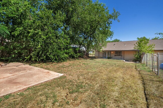 Building Photo - 2025 Monarch Dr