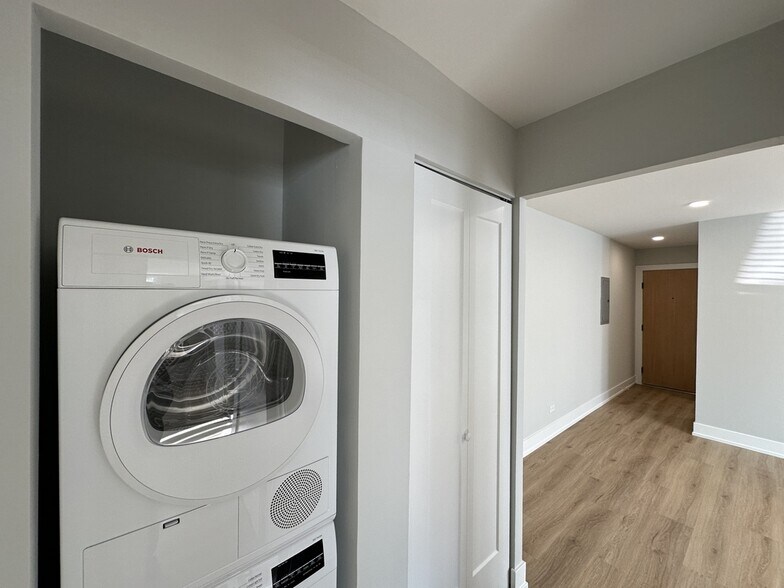 Building Photo - 535 W Aldine Ave