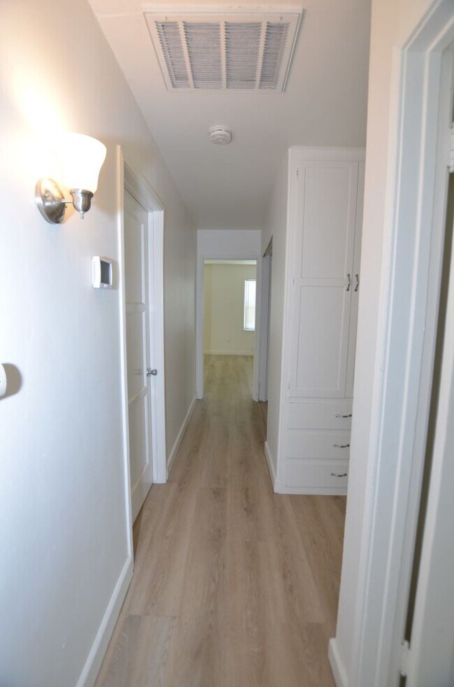 Building Photo - 2Bd/1Ba Single Family Home