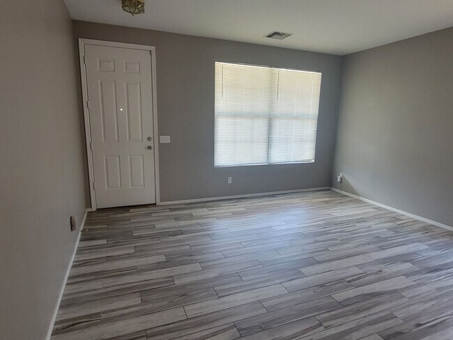 Building Photo - beautiful home 3b 2 bath home with den