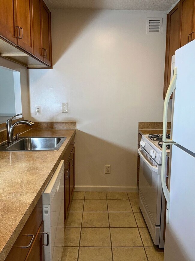 Building Photo - Renovated 1 BR, 1 BA, kitchen w/new appliances,