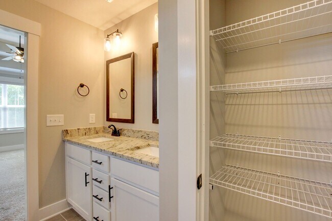 Building Photo - Fresh and Clean 3 bed/2 bath minutes from Exit 8.  Show Stopper!