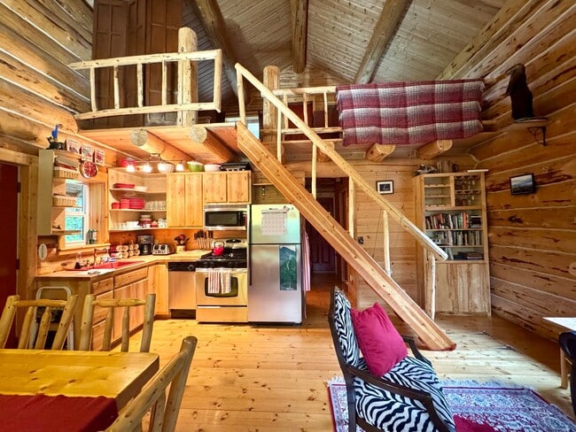 Building Photo - ALASKAN CABIN IN THE WOODS!