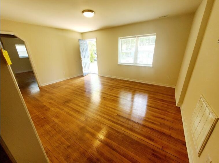 Building Photo - 1922 Oak Hill Ln