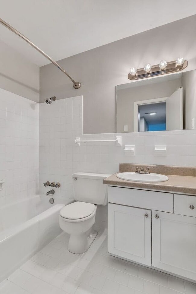 Building Photo - 2 Bedroom Unit was recently renovated.  Live walking distance from the downtown square or steps f...