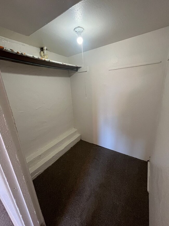 Building Photo - Garden Level Two Bedroom Available in Lakewood!