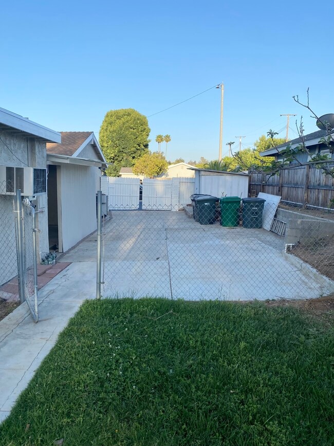 Building Photo - 1604 Avenida Del Vista