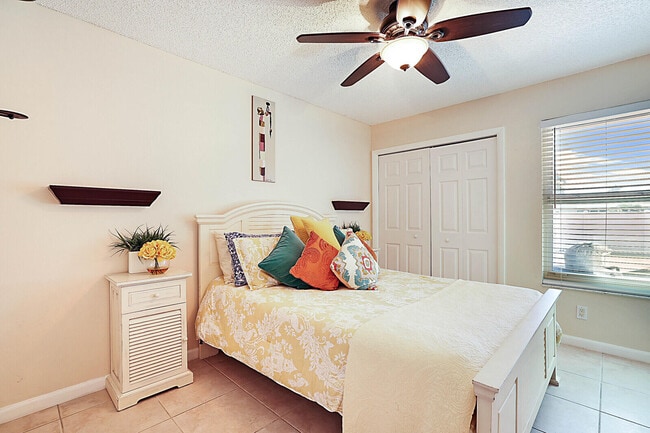 Building Photo - 4548 SW 28th Way