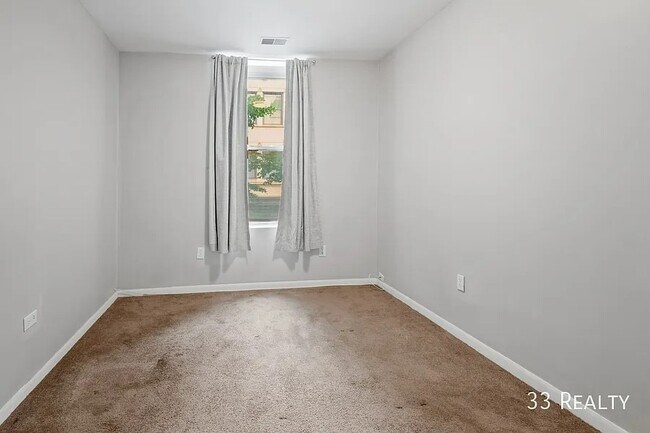 Building Photo - Spacious 4b/2b Top Floor, Wicker Park Avail July 1st!