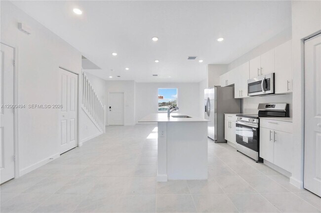 Building Photo - 250 10th Ct