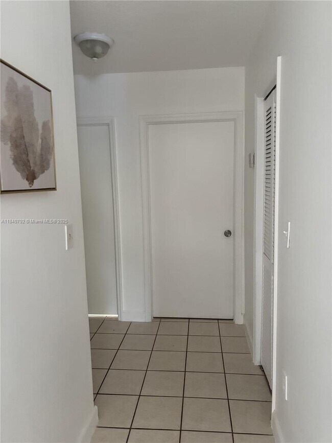 Building Photo - 2817 SW 39th Ave
